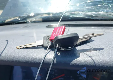 2000 Ford Crown Victoria Police Interceptor z USA, uszkodzony, nr VIN 2FAFP71W9YX202694